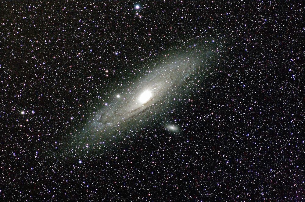 M31, observatoire des pises (Gard, 1300m).  Post traitement iris et photoshop.  Nikon D70 en mode 3 et objectif 300 mm a 400 asa avec 4x10 mn de poses..jpg